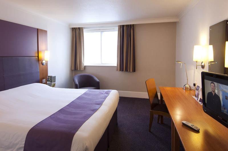 Premier Inn อีฟแชม ภายนอก รูปภาพ