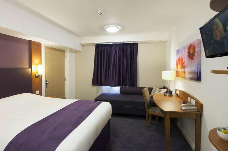 Premier Inn อีฟแชม ภายนอก รูปภาพ